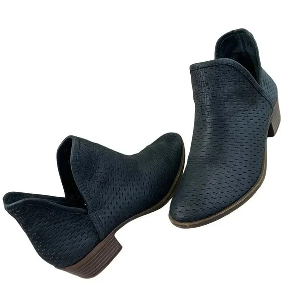 Lucky Brand Leather Perforated Ankle Boots Cut Out  Size 6M Black Baley Slip On - Picture 1 of 12